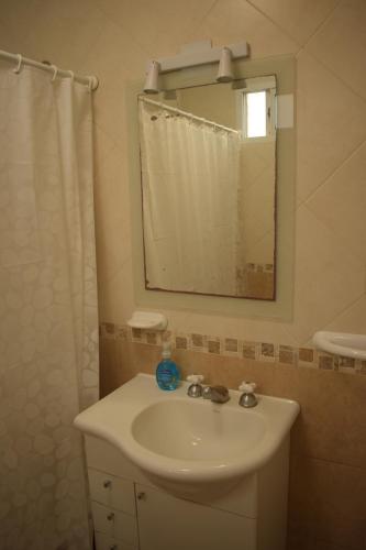 a bathroom with a sink and a mirror at DTO en Mar del Plata para 6 o 4 Personas in Mar del Plata