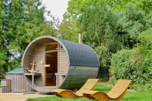 a small dome house with two chairs and a sink at Ferienhaus Frieda Kiebitzsee in Falkenberg