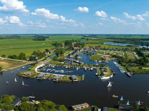 Letecký snímek ubytování Landal Waterpark De Alde Feanen