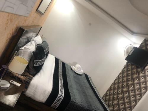 Llit o llits en una habitació de Lux Aparts Jhelum