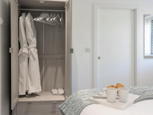 1 dormitorio con 1 cama con 2 tazas en una bandeja en The Retreat - Ukc3845, en Ticknall