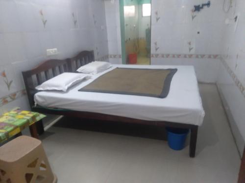 Postel nebo postele na pokoji v ubytování ABC guest house Auroville
