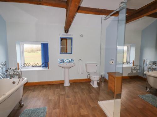 ein Badezimmer mit einem Waschbecken, einem WC und einer Badewanne in der Unterkunft The Oaks in Ellesmere