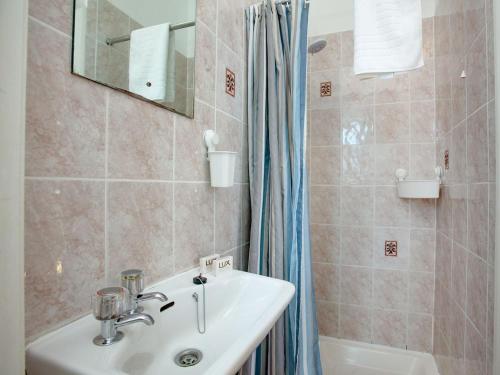 y baño con lavabo y ducha. en Apartment Seven - Uk39843 en Paignton