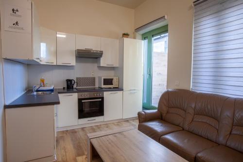 ครัวหรือมุมครัวของ ATW Apartments