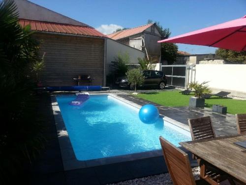 Photo de la galerie de l'établissement Maison 4 Pers. Décorée avec Piscine & WiFi - FR-1-535-14, à Angoulins-sur-Mer
