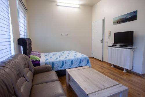 un soggiorno con un divano e un tavolo di ATW Apartments ad Anversa