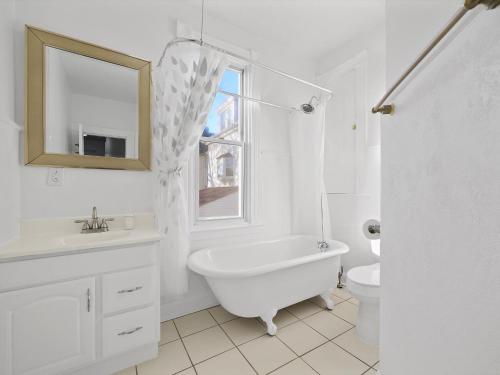 uma casa de banho com uma banheira, um lavatório e um WC. em Bloomfield/Shadyside @H Spacious and Quiet Private Bedroom with Shared Bathroom em Pittsburgh