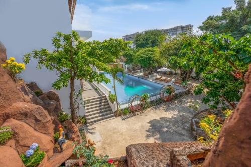 una foto di una piscina in un resort di Caroline Resort a Vung Tau