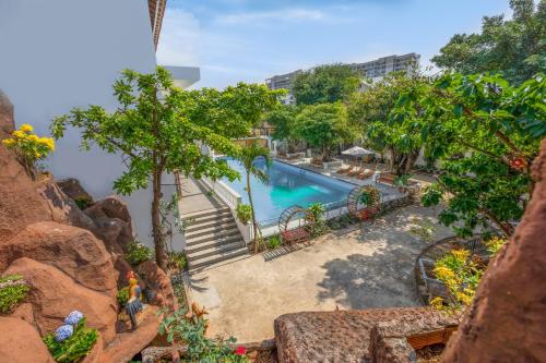 Bazén v ubytování Caroline Resort nebo v jeho okolí