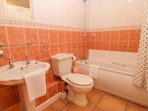 CallingtonにあるBrooksideのバスルーム(トイレ、洗面台、バスタブ付)