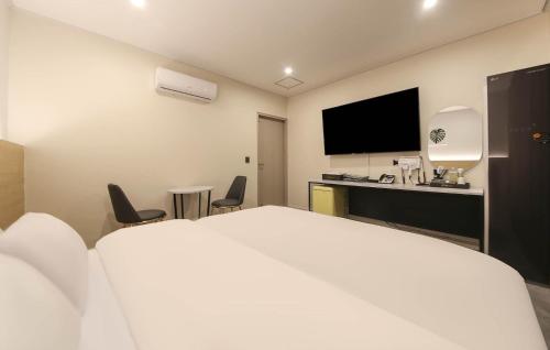 木浦的住宿－No25 Hotel Mokpo Sangdong，酒店客房设有一张大床和一台电视。