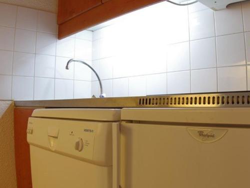 eine Küche mit einer Spüle und einem Kühlschrank in der Unterkunft Appartement Valmorel, 2 pièces, 5 personnes - FR-1-291-886 in Valmorel