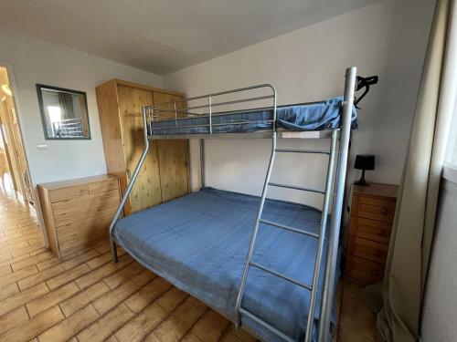 Posteľ alebo postele v izbe v ubytovaní Grand 3 Pièces avec Terrasse, Lave-Linge et Lave-Vaisselle, Animaux Acceptés - FR-1-702-24