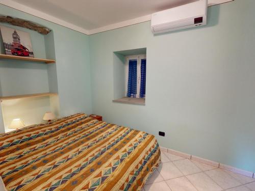 sypialnia z łóżkiem i oknem w obiekcie Charmant 3P au calme avec terrasse, proche de la mer à Menton - FR-1-196-317 w Mentonie