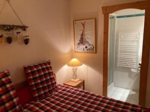 sypialnia z łóżkiem oraz łazienka z prysznicem w obiekcie Spacieux T3, 6 pers, calme, balcon, parking, casier à skis, navette à 150m - FR-1-572-278 w mieście Arâches-la-Frasse