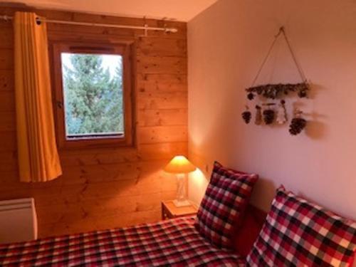 sypialnia z łóżkiem i oknem w obiekcie Spacieux T3, 6 pers, calme, balcon, parking, casier à skis, navette à 150m - FR-1-572-278 w mieście Arâches-la-Frasse