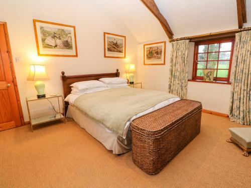 - une chambre avec un grand lit dans l'établissement Barn Cottage, à Saint Erth