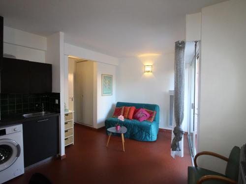 un salon avec un canapé bleu et une cuisine dans l'établissement Studio agréable avec terrasse à 300m de la plage à Collioure - FR-1-309-360, à Collioure