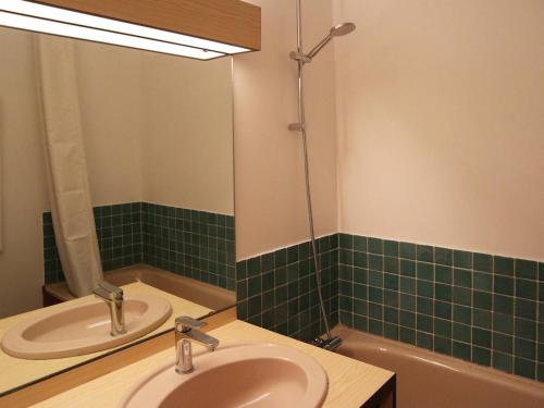 une salle de bain avec un lavabo, un miroir et une baignoire dans l'établissement Studio confortable au pied des pistes avec balcon sud-ouest - FR-1-322-513, aux Orres