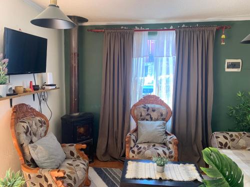 - un salon avec deux chaises et une fenêtre dans l'établissement Casa acogedora y cerca de la playa, à Dichato
