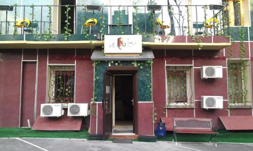 ハルキウにあるYellowunlimited Hotelの赤い建物(バルコニー付)