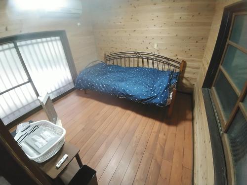 einen Blick über ein Schlafzimmer mit einem Bett in der Unterkunft 横城ゲストハウス in Kitsuki