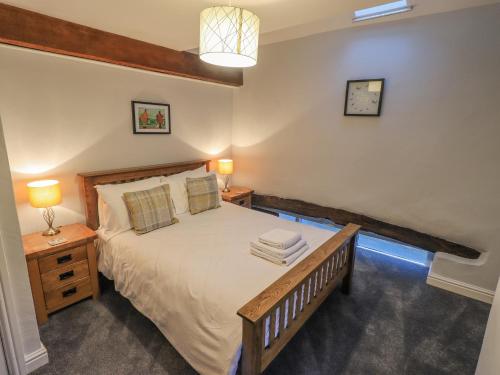 um quarto com uma cama grande e duas mesas de cabeceira em Lady Barn em Grange Over Sands