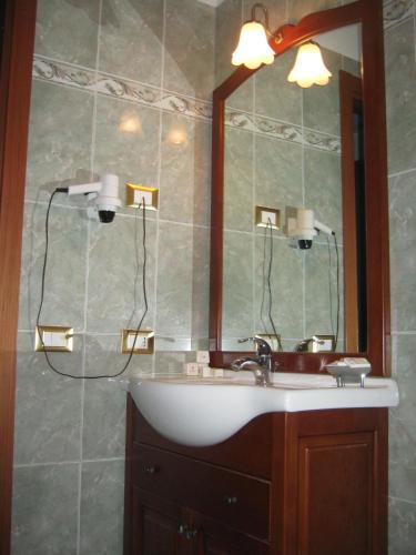 a bathroom with a sink and a mirror at Hotel Villa d'Evoli in Castropignano