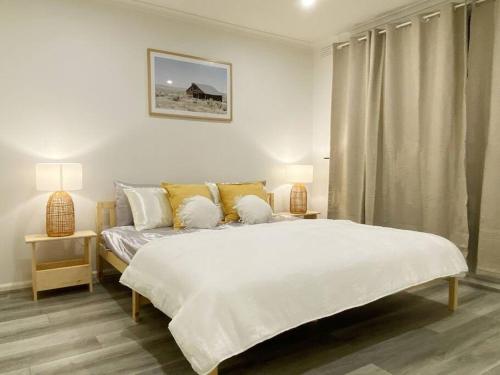 Giường trong phòng chung tại Newly renovated! Minutes away from Mother's Beach and Main Street!