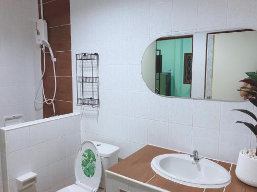 bagno con lavandino, servizi igienici e specchio di Nature home a Ban Laem Hin