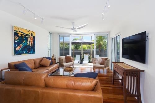 Μια τηλεόραση ή/και κέντρο ψυχαγωγίας στο Noosa Boutique Apartments & Elkhorn Villas