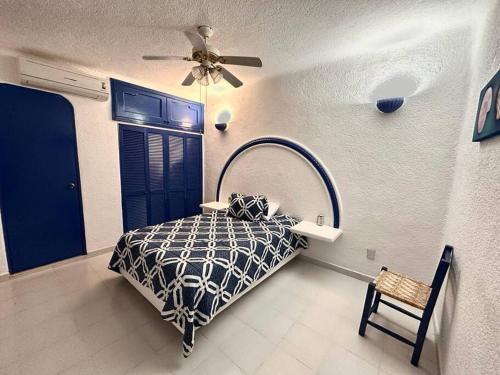 a bedroom with a bed and a ceiling fan at Casa Mykonos in Acapulco