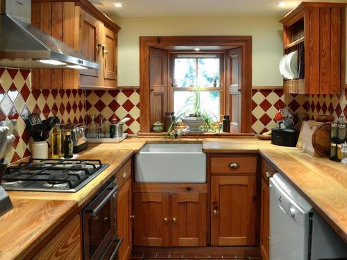 Kuchyň nebo kuchyňský kout v ubytování Drumniall Cottage