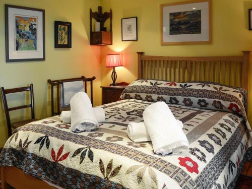 Postel nebo postele na pokoji v ubytování Drumniall Cottage