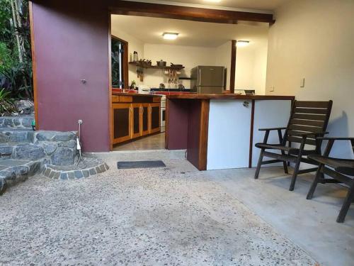 Una cocina o zona de cocina en Treeverb Beach House - Daintree