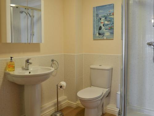 La salle de bains est pourvue de toilettes et d'un lavabo. dans l'établissement Sunsets Spinnaker, à Newquay