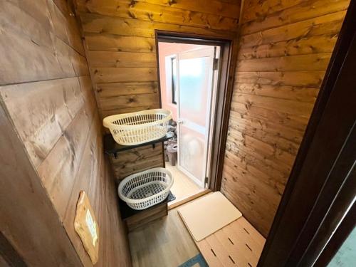 an overhead view of a tiny house with baskets at ペンションcollege白馬 in Hakuba