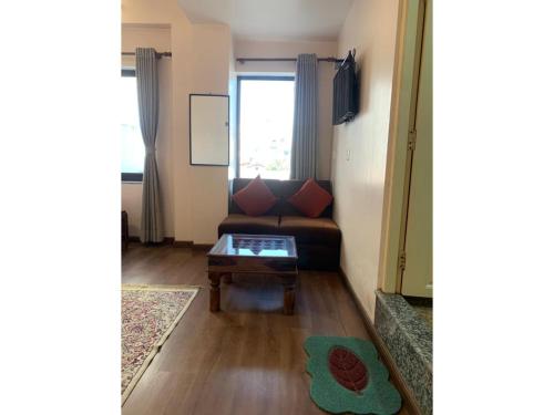 - un salon avec un canapé et une table dans l'établissement Hotel Ramanam, à Katmandou