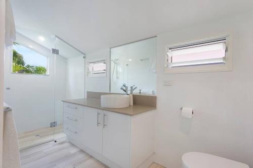 Ένα μπάνιο στο Noosa Boutique Apartments & Elkhorn Villas