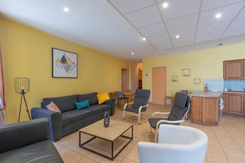 un salon avec un canapé et des chaises et une cuisine dans l'établissement Cabana & Le Gîte de Domange - Proche Mâcon, à Igé