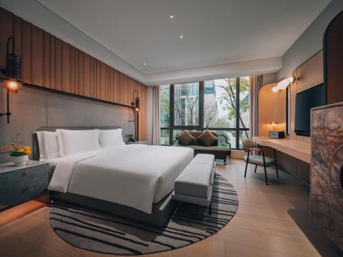 Katil atau katil-katil dalam bilik di Hotel Indigo Hangzhou Uptown,Close to Westlake , boutique design hotel with freeflow minibar