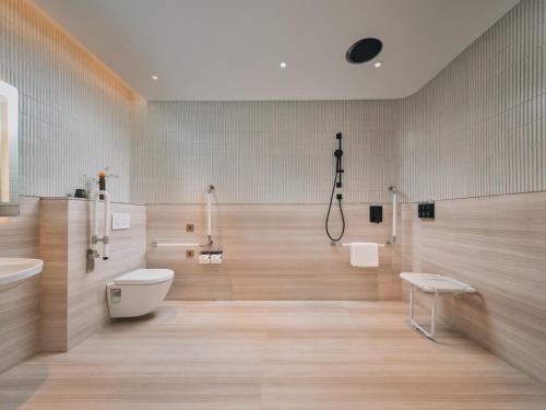 Bilik mandi di Hotel Indigo Hangzhou Uptown,Close to Westlake , boutique design hotel with freeflow minibar