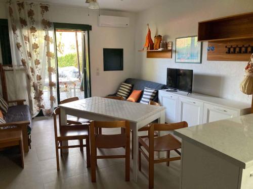 een keuken met een tafel en een tafel en stoelen bij Holiday home in Isola Albarella 43176 in Isola Albarella