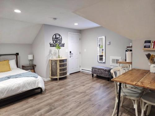 Schlafzimmer mit einem Bett, einem Schreibtisch und einem Tisch in der Unterkunft Le Elona, a private island getaway experience in Peabody