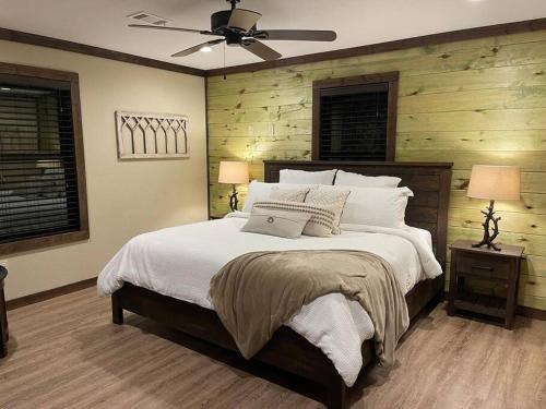 Llit o llits en una habitació de Bent Tree Cabin, on Private 12.5 Acres + Hot Tub