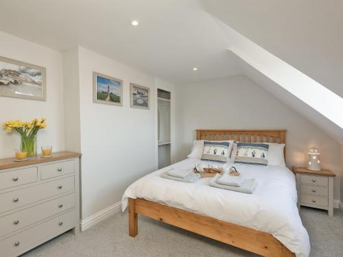 um quarto com uma cama com dois ursinhos de peluche em Amelia House em Sheringham