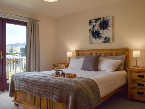1 dormitorio con cama y ventana grande en Frith View en White Bridge