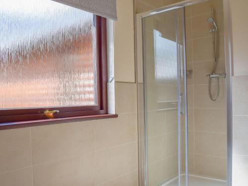 y baño con ducha y puerta de cristal. en Frith View en White Bridge
