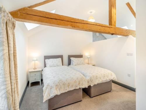 um quarto com uma cama grande num sótão em The Granary em Inglewhite